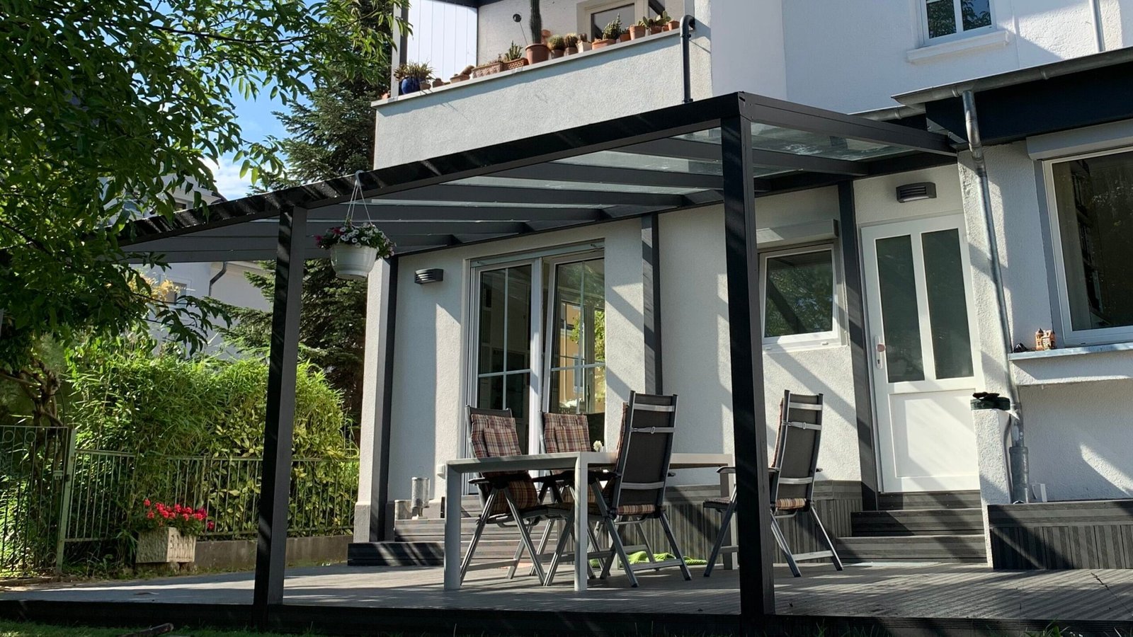 Terrassendach mit Markise an einem Einfamilienhaus